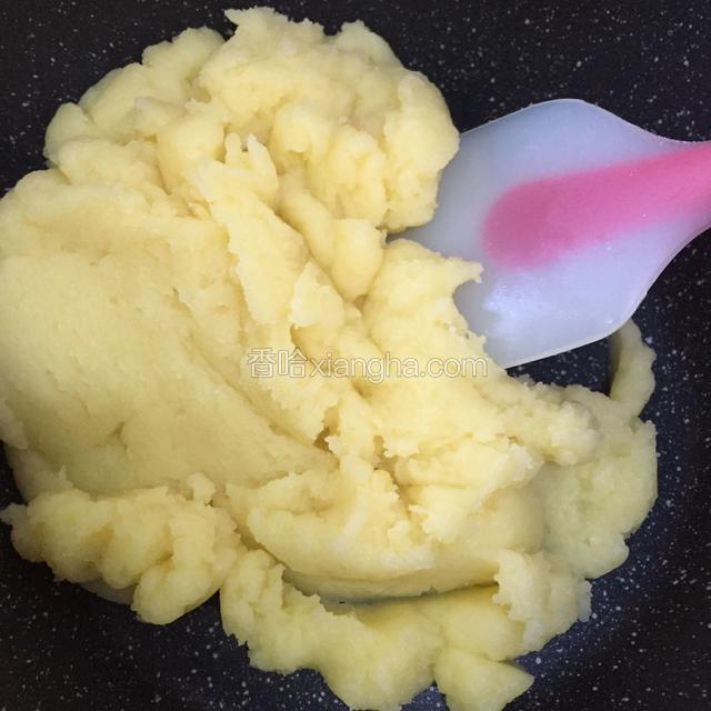 把火关上，在面团不烫手的情况下倒入三分之一鸡蛋液快速搅拌均匀，再分两次分别倒入剩下的鸡蛋液，每次都要搅拌均匀再倒下一次。锅底有余热才能搅拌成团，所以速度要快，最好用厚底锅，不容易变凉。