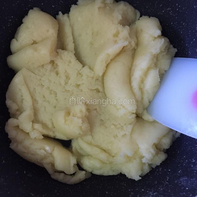 搅拌均匀成团迅速关火。