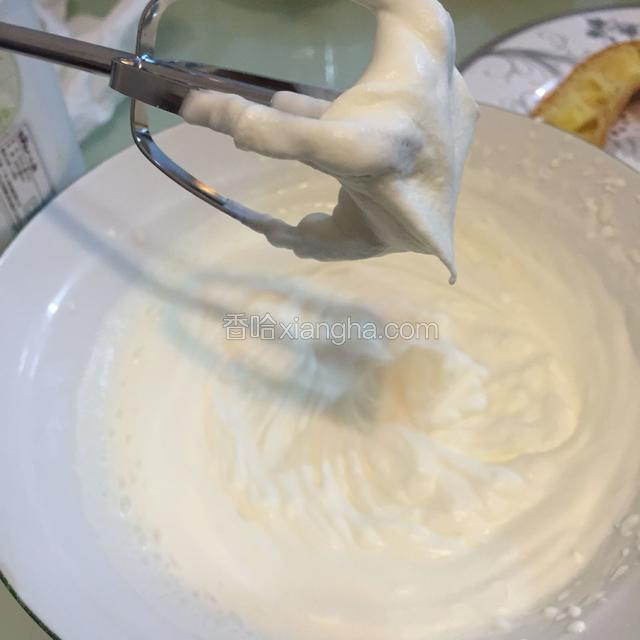 接着打发填充和装饰的奶油，淡奶油中加糖，用电动打蛋器慢慢搅打，打发淡奶油不要急，一边打，一边随时停下来观察奶油的状态。打到花纹如图就可以了，千万不要打过了，一不小心就会打过成棉絮状，外观和口感就会差远了。