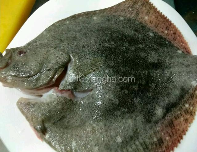 多宝鱼清洗干净，控干水，摸一点点盐，腌一下
