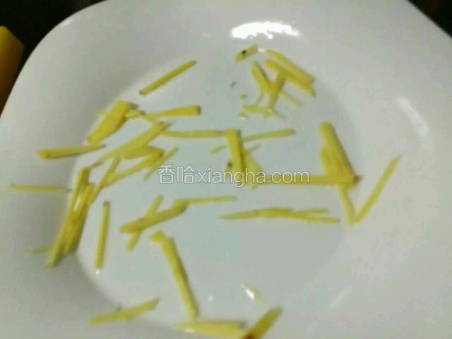 拿一个大一点的盘子上面撒一些姜丝