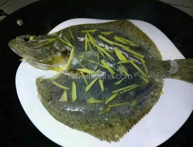 时间到打开锅盖倒掉盘子里的水