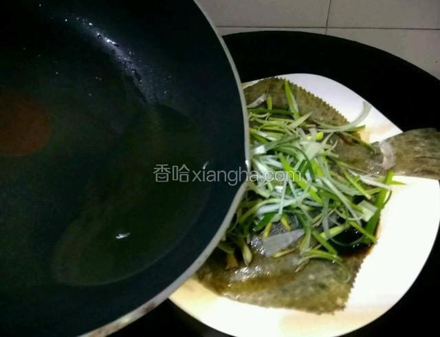 油滚淋在多宝鱼表面的葱丝上即可