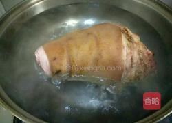 卤肘子的做法图解3