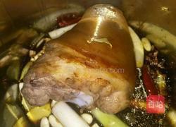 卤肘子的做法图解9