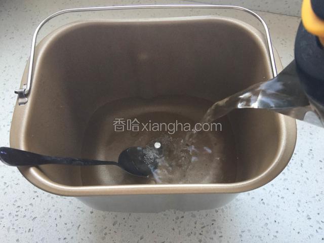 将面包机内胆搅拌叶取出，用刚烧开的水烫一下内胆和小勺后控干水份。
