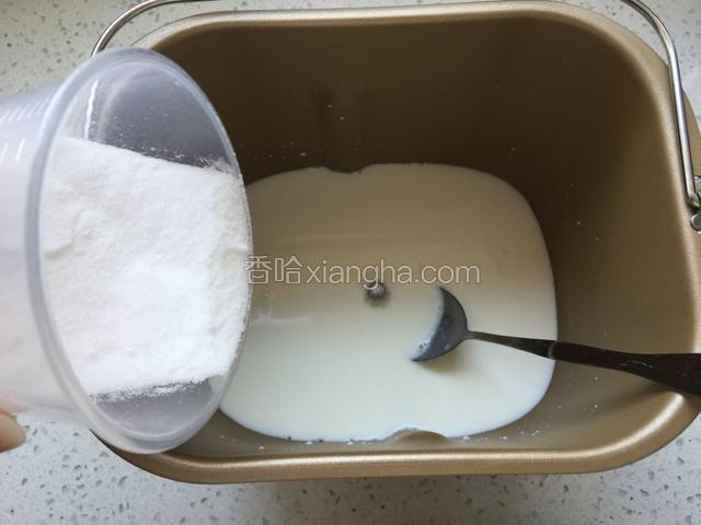 再倒入白砂糖搅拌均匀。