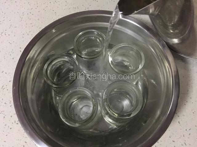 把玻璃瓶用开水烫一下，控干水份。