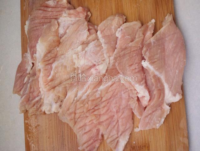 用刀背把肉组织剁松