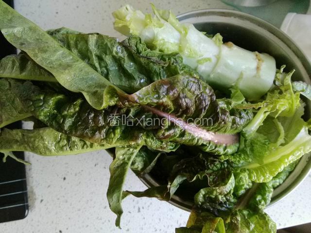 莴笋清水洗净，去皮。
