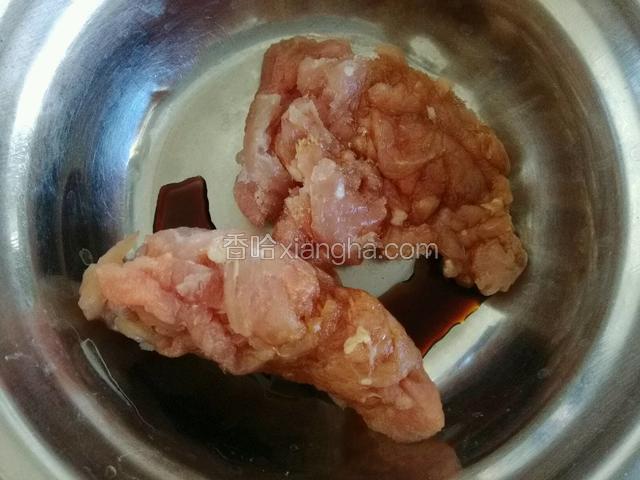 里脊肉切成肉丝，生抽煨制十分钟。