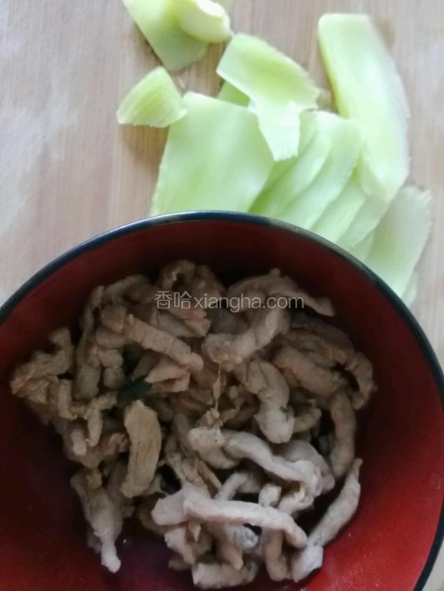 煸炒后的肉丝和莴笋片，备用。