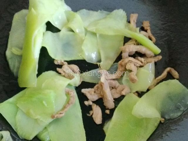 加入熟肉丝，中火煸炒三分钟。