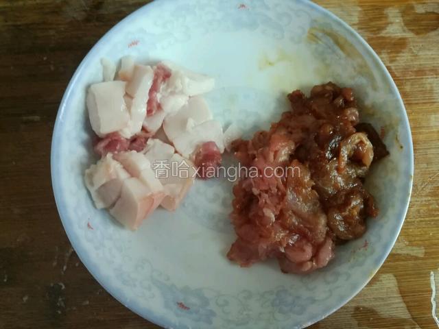瘦肉加料酒，酱油，淀粉抓匀，腌十分钟左右。