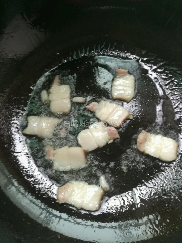 坐锅热油，下肥肉煎出油。