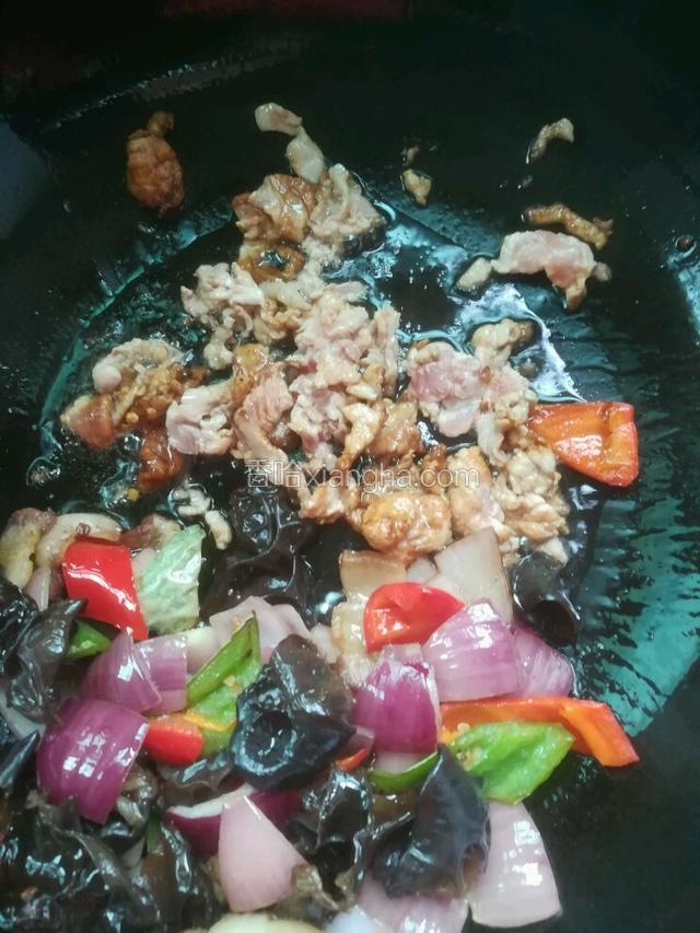 将炒过的几样都扒在一边，在另一边炒瘦肉，几秒后瘦肉变色。