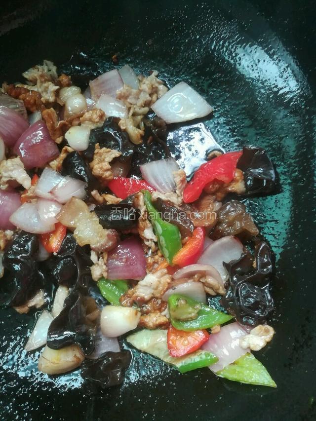瘦肉微微变色未完全熟时，将所有食材一起翻炒，加盐，鸡精，生抽，炒匀出锅。