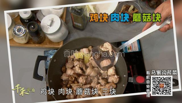 将煎好的鸳鸯蛋放入锅中和肉一起炖煮二十分钟