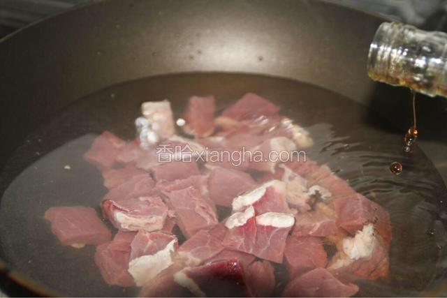 锅内倒适量冷水，下牛肉块，加入5ml左右料酒，中火煮开，撇去浮沫