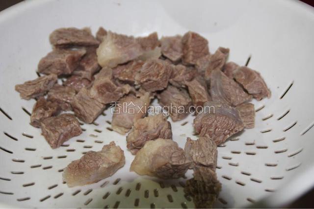 将牛肉盛出，控干水备用