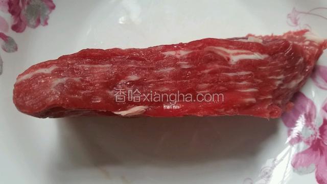 牛肉首选这种带点肥油的雪花牛肉，比较嫩滑易炒。