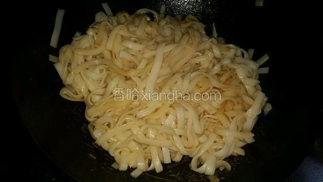 大火将锅烧热，倒入花生油，转中火，然后加入河粉不断翻炒，约两分钟时加入酱油，都上了淡淡的色即可出锅。两斤的河粉大概用了两汤匙的酱油。