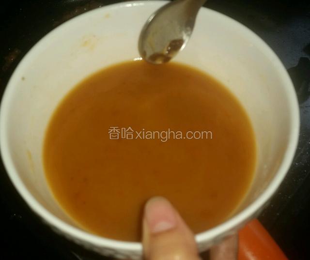 剩余的酱油，2茶匙生粉，沙茶酱，兑入一碗清水搅拌均匀，倒入锅中。