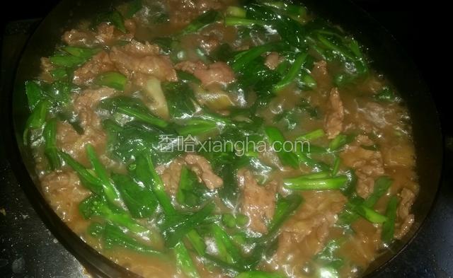 再开时牛肉熟透，汤汁也变浓稠了，这时候倒入炒好的芥兰搅拌均匀，就可以出锅了。
