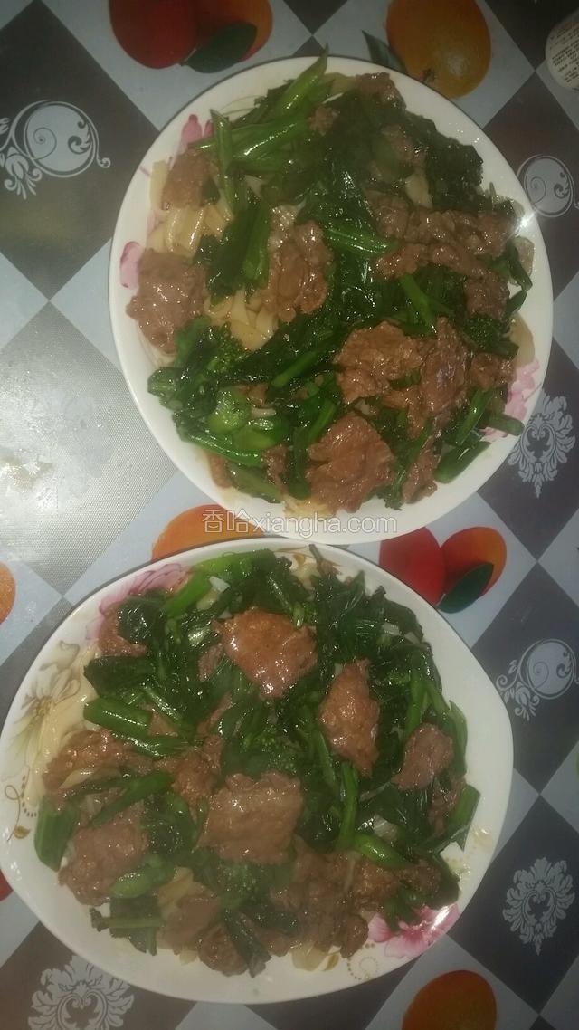 将炒好的芥兰牛肉平铺在河粉上，夹出的河粉裹着浓浓的汤汁，香滑美味。