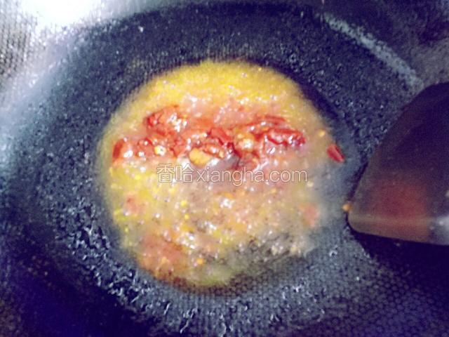 放入郫县豆瓣炒出味