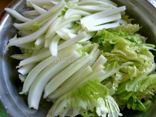 白菜洗净，控水切寸段备用