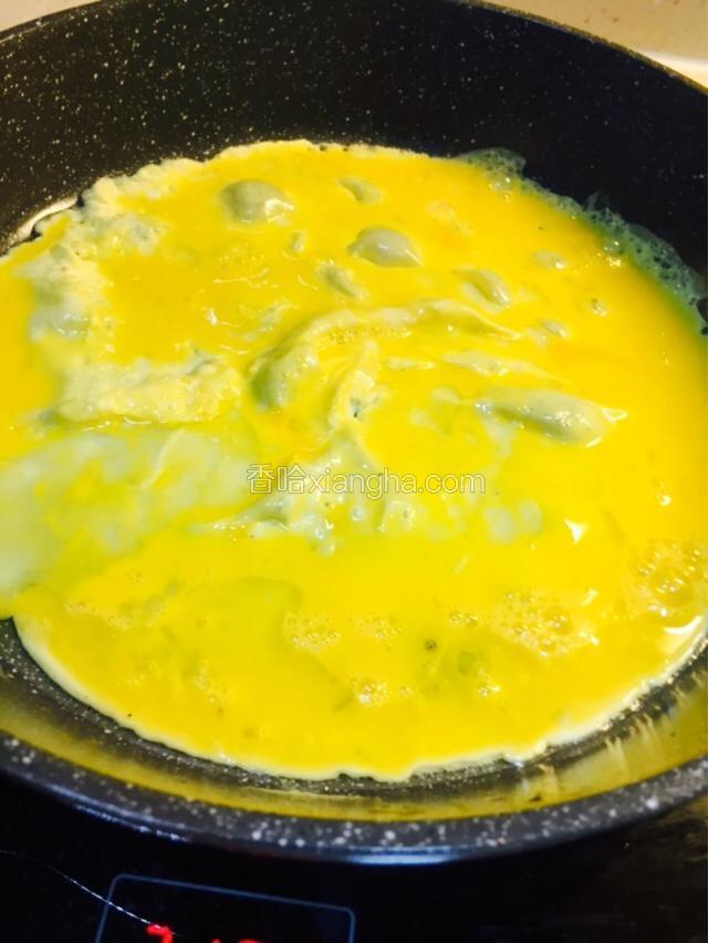 起锅热锅冷油，等油温高了把鸡蛋液倒入锅中，稍微煎一下