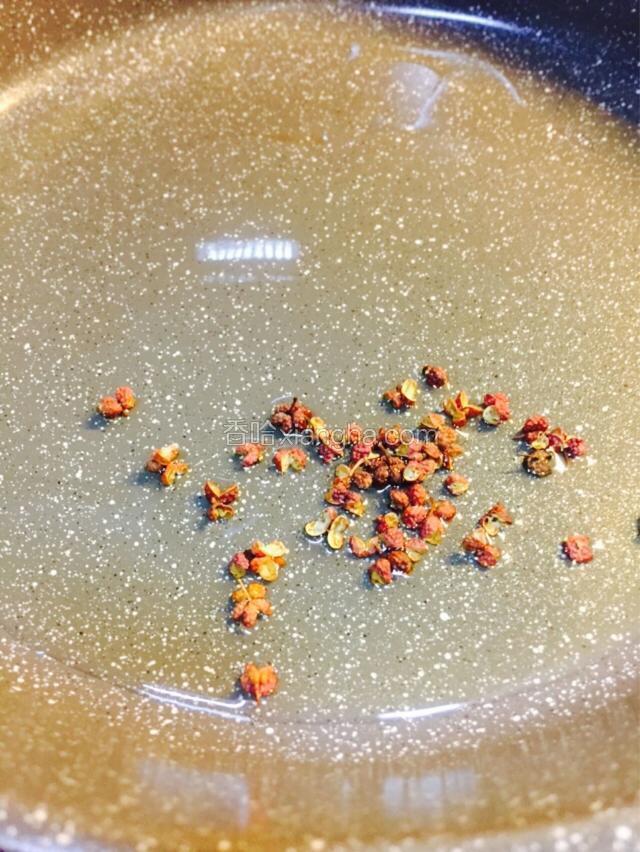下面做辣椒油，锅内放玉米油，油温稍高放入花椒改小火煸，等煸出香味后关火