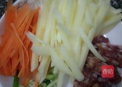 土豆胡萝卜炒腊肠的做法图解1