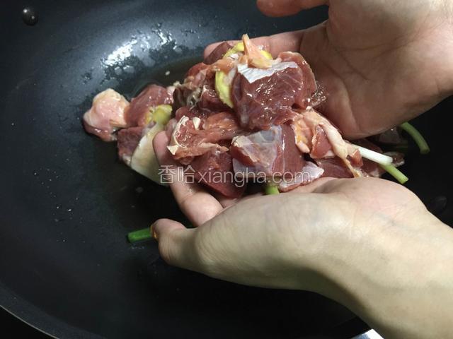 牛肉切块，加入5片姜片，两根葱切成的段，两勺料酒，1/4啤酒。用手混匀过后静置10分钟