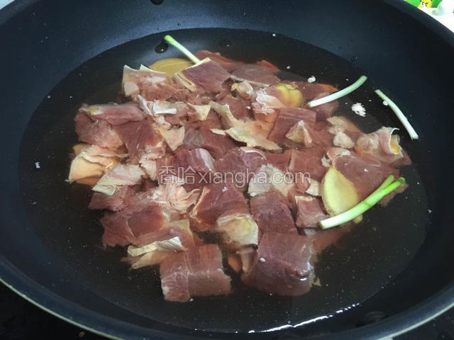 10分钟后，放入冷水，刚好淹没过牛肉，开火直至水沸腾