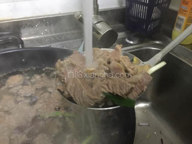 沸腾5分钟后，将牛肉捞出并在冷水下洗干净