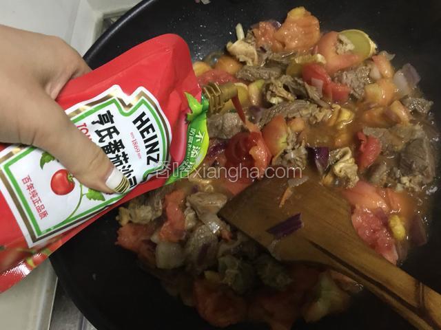 放入亨氏番茄酱，大包装四分之一的量，炒匀