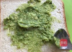 牛油果泥三明治陪酸奶沙拉的做法图解2