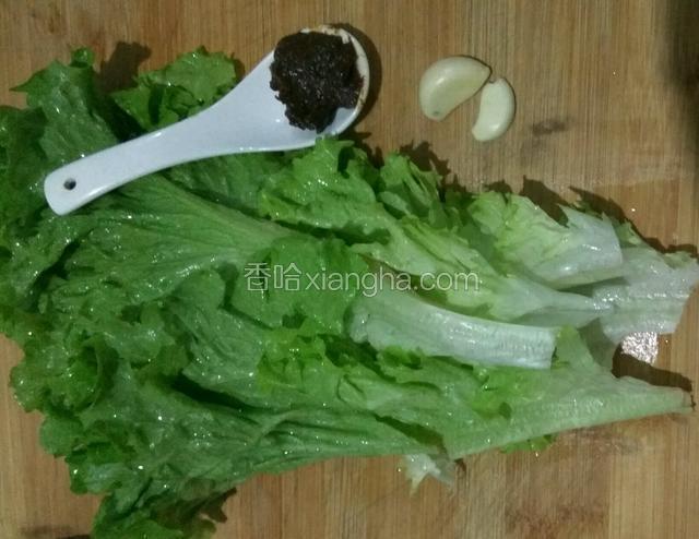 用料，一小时豆瓣酱。蒜两瓣，生菜洗净。