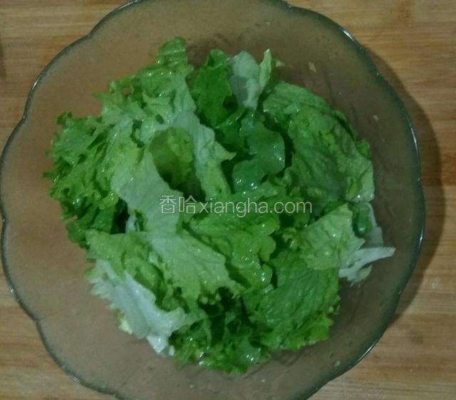 把生菜用手撕成大块。放入容器里。