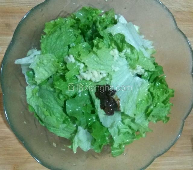 蒜剁碎，放入生菜里面，放入豆瓣酱。