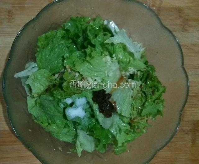 放入适量盐和味极鲜。