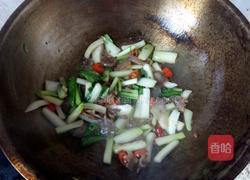 风味香肠炒年糕的做法图解4