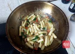 风味香肠炒年糕的做法图解6