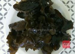 红肠炒木耳瓜片的做法图解3
