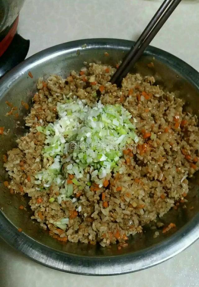 将糯米饭倒入炒好的肉馅内加葱花拌匀；