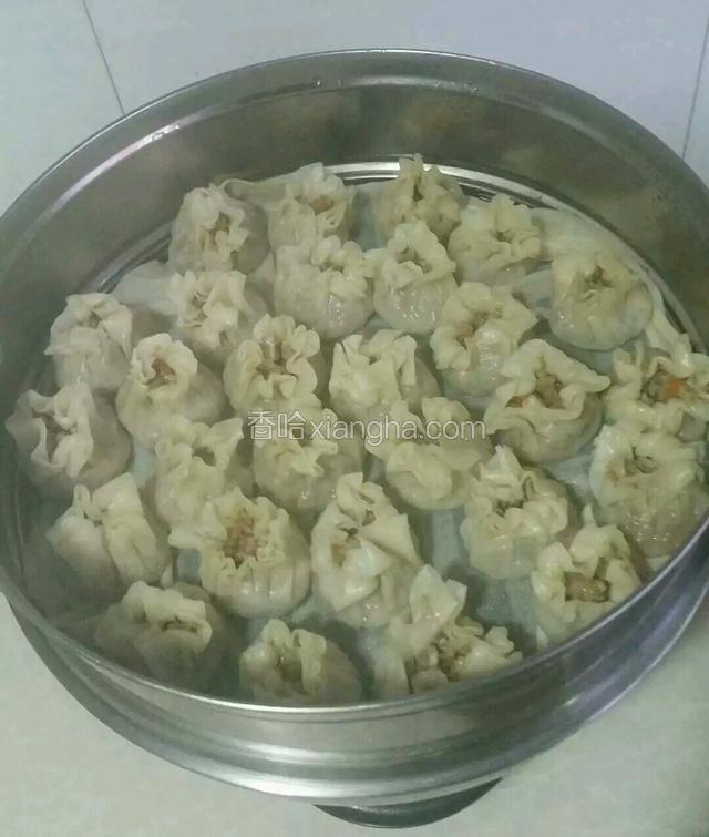 蒸熟的烧麦，在每个烧麦上加玉米粒点缀。