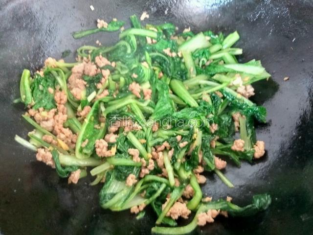 放入切段的小白菜翻炒，炒至小白菜塌软。放盐味精出锅。