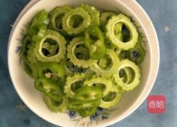 苦瓜炒鸡蛋的做法图解1
